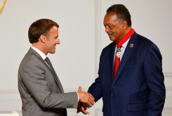 Macron décore le pasteur américain Jesse Jackson, "notre frère"