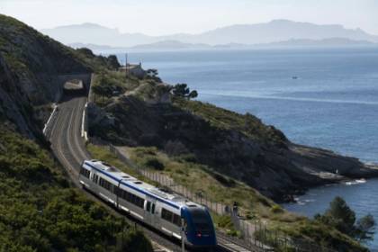Entre falaises et Méditerranée, le retour du train de la côte Bleue.jpg