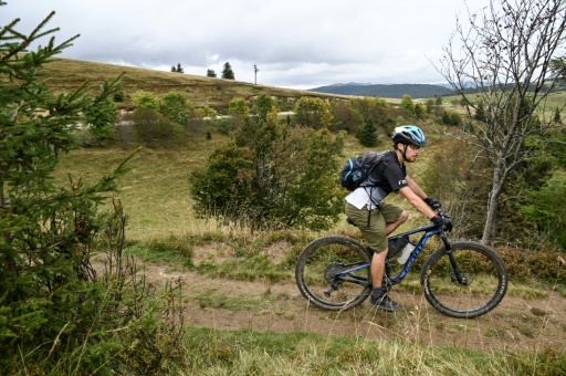 Planches cloutées ou barbelés : les vététistes s'inquiètent de la multiplication des "pièges"
