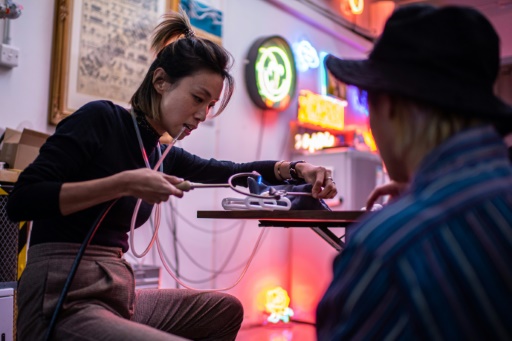 Hong Kong : l'artisanat déclinant du néon revit entre les mains des artistes