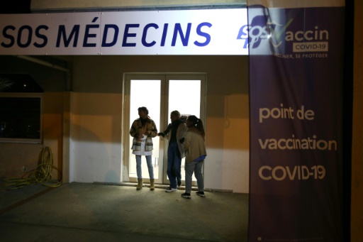 Près d'Ajaccio, premières vaccinations de nuit anti-Covid
