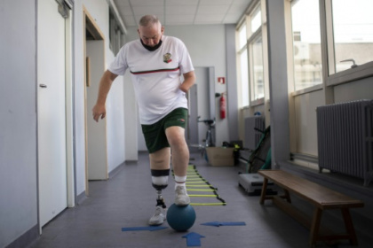 Dans un hôpital militaire, des blessés de guerre face à leur.jpg
