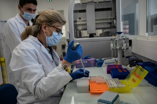 Dans un laboratoire français, le grand livre ouvert de l'ADN