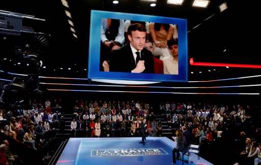 Présidentielle : les candidats croisent le fer à distance