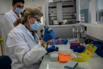 Dans un laboratoire français, le grand livre ouvert de l'ADN.jpg