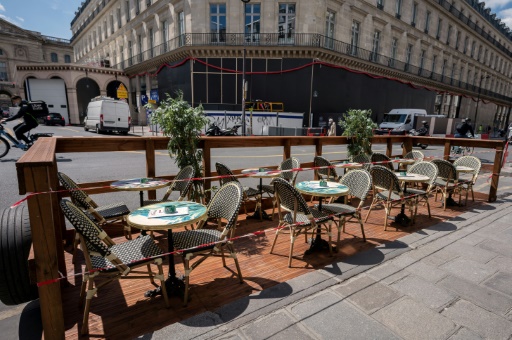 Pour le retour de ses terrasses estivales, Paris cherche son équilibre
