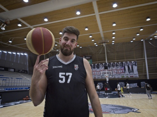 Sur les réseaux sociaux, un basketteur de Tours met en scène ses 2,22 m