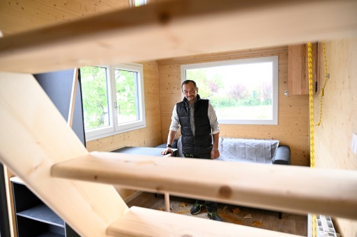 Dans le Morbihan, des sans-abri construisent des "tiny houses" pour y habiter