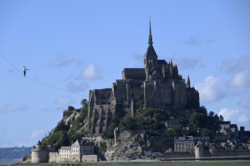 Le funambule Nathan Paulin bat le record du monde de distance au Mont-Saint-Michel