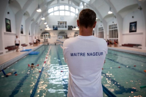 En plein été, les bassins manquent de maîtres-nageurs