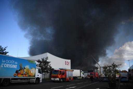 Spectaculaire incendie au marché de Rungis : un entrepôt détruit, pas de victime