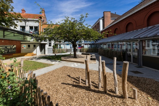 Face au réchauffement climatique, Lille fait sortir les cours d'écoles de l'ère du bitume