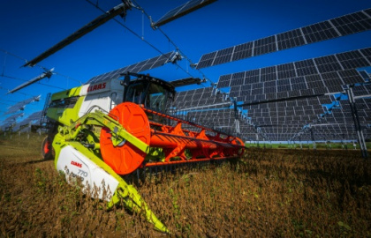 En Haute-Saône, une moissonneuse-batteuse sous un nuage photovoltaïque.jpg