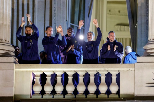 Mondial : les Bleus acclamés par la foule à la Concorde, les Argentins attendus à Buenos Aires