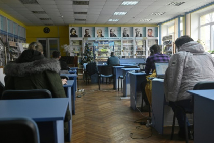 En Ukraine, une bibliothèque, coeur battant de la ville martyre d'Irpin.jpg