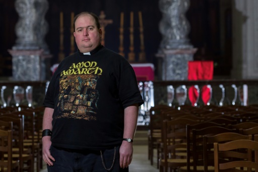 Le père Monnier, curé métalleux et fan de jeux vidéo