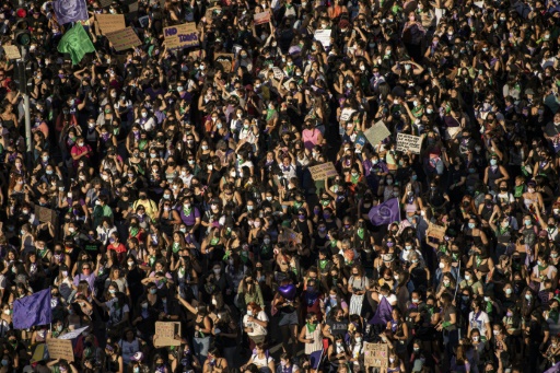 Les femmes manifestent pour leurs droits, menacés à travers le monde