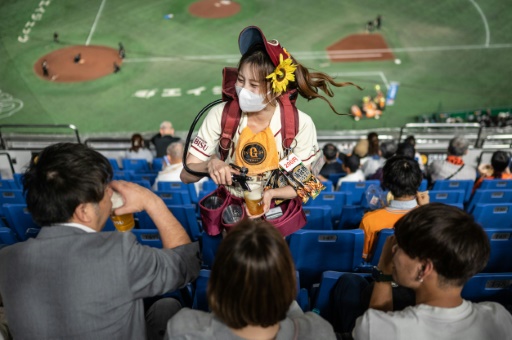 Vendeuse ambulante de bière dans les stades au Japon, un métier sportif