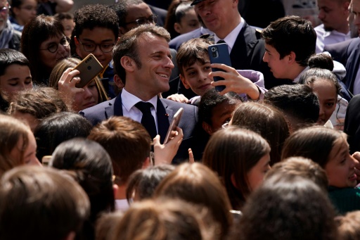 Macron cajole les enseignants, manifestants tenus à distance