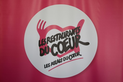 Le gouvernement "ne laissera pas les Restos du coeur sans solutions", assure Véran