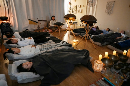 Gong, lits et bougies : de jeunes Chinois chassent le stress avec des siestes