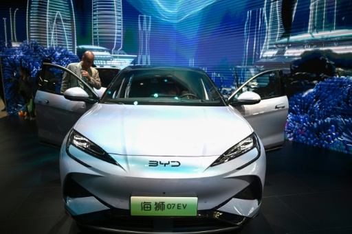 Au salon de Pékin, guerre des prix sur l'électrique entre les géants de l'automobile